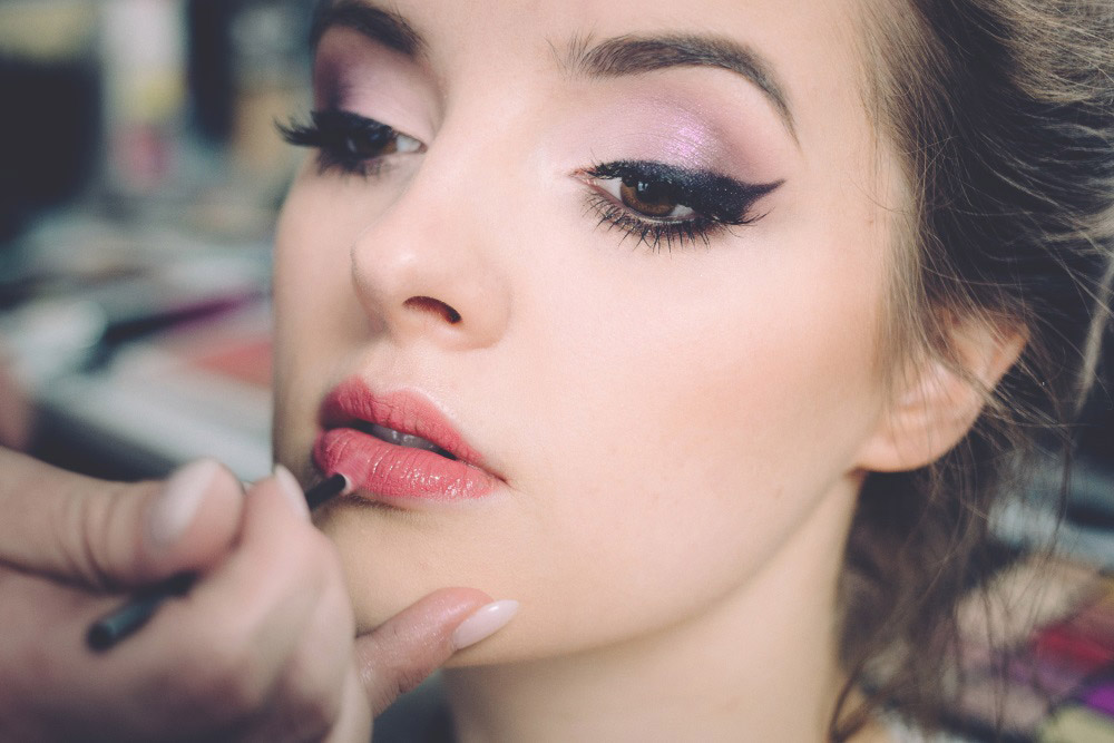 dramatic eyeliner prom makeup idea